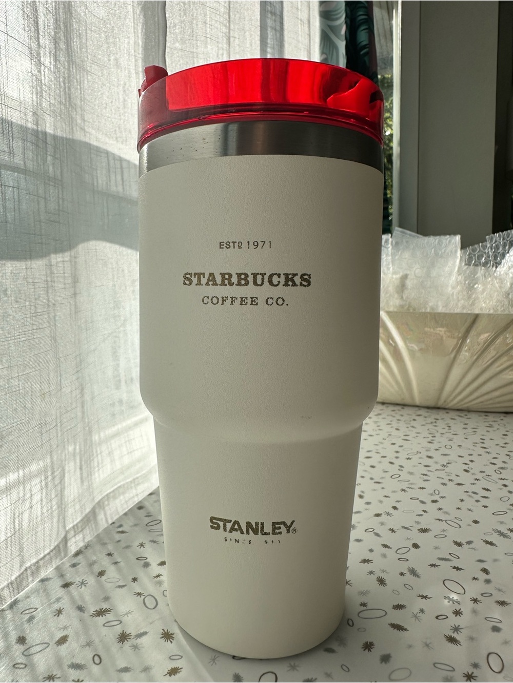 Starbucks x Stanley Limited Edition Ivory and Red DT Tumbler 20oz / 591 ml